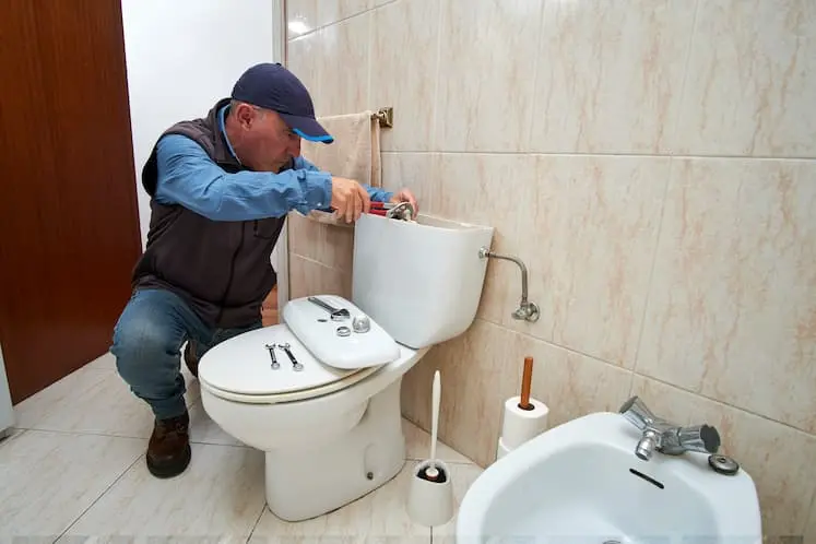 Tecnico durante l'installazione di sanitari a Bologna