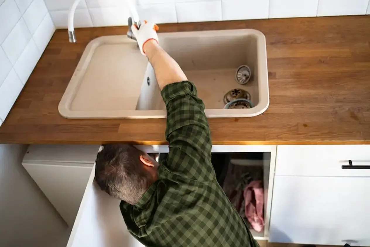 Tecnico durante una ricerca perdite d'acqua a Bologna